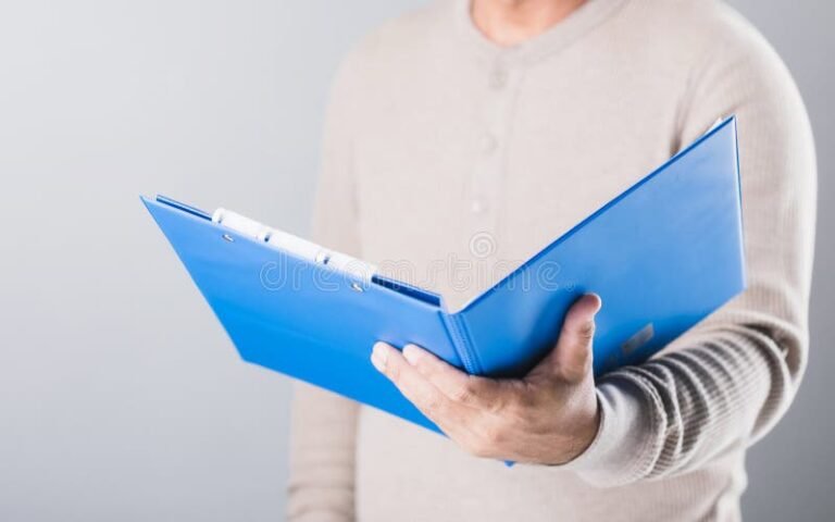 persona revisando documentos de seguro de vida