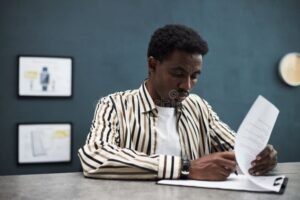 persona revisando documentos financieros en escritorio 1