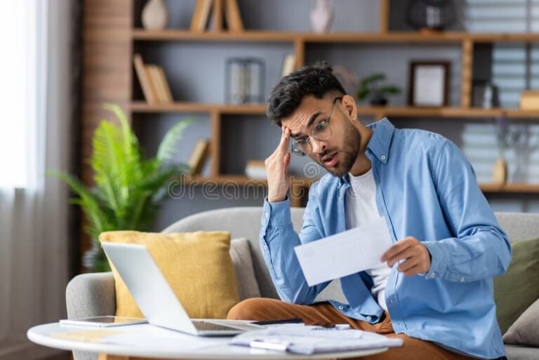 persona revisando documentos financieros preocupada