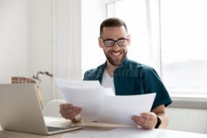 persona revisando documentos financieros sonriente 1