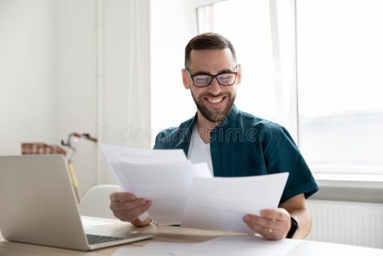 persona revisando documentos financieros sonriente 1
