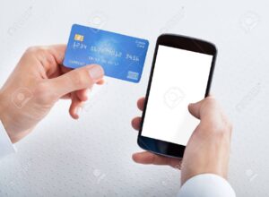 persona revisando saldo de tarjeta credito