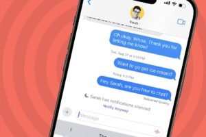 persona silenciando notificaciones de telefono movil