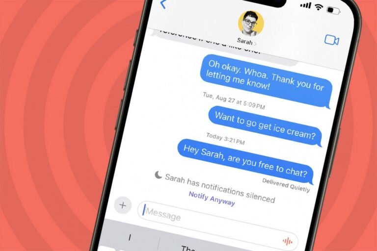 persona silenciando notificaciones de telefono movil