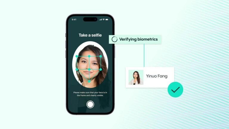 persona usando app movil con autenticacion biometrica