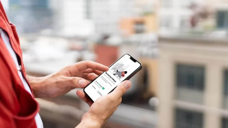 persona usando app movil para cancelar pedido