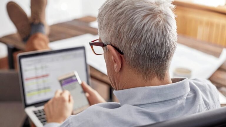 Qué es Hot Banking de Banco Río y cómo funciona 11 persona usando banca en linea en laptop