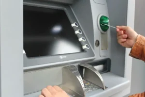 persona usando cajero automatico en argentina