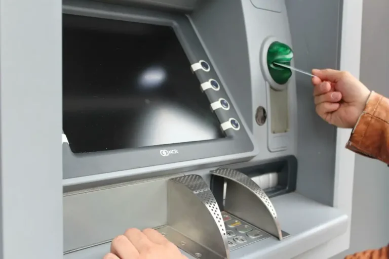 Cómo puedo extraer dinero con Tarjeta SOL en Argentina 7 persona usando cajero automatico en argentina