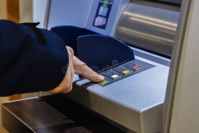 Cómo Pagar el VEP por Cajero Automático Link Paso a Paso 2 persona usando cajero automatico moderno