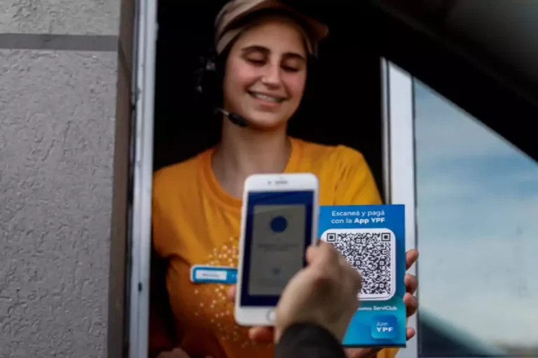 Cómo Puedo Iniciar Sesión En YPF Serviclub Fácilmente 2 persona usando celular app ypf serviclub