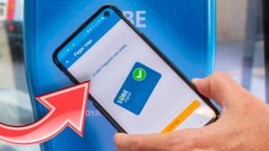 persona usando celular con tarjeta sube cercana