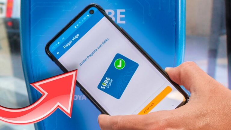 persona usando celular con tarjeta sube cercana