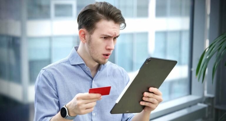 Cómo Recuperar La Clave Fiscal Fácilmente Por Home Banking 2 persona usando computadora con banca en linea 1