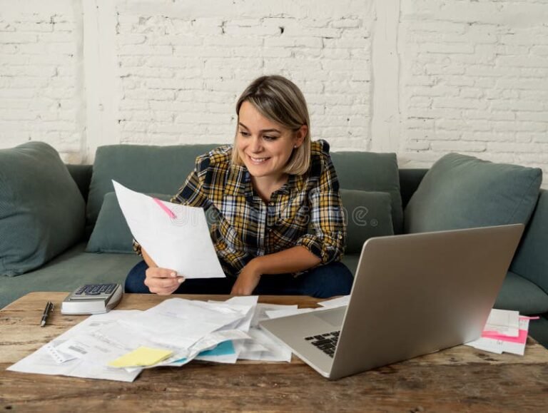 persona usando computadora con billetes alrededor