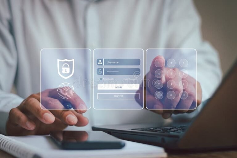 persona usando computadora con candado digital 1