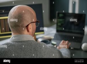 persona usando computadora con dni visible