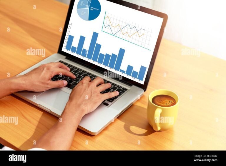 persona usando computadora con graficos financieros