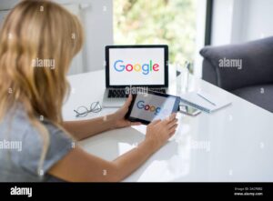 persona usando computadora con icono gmail