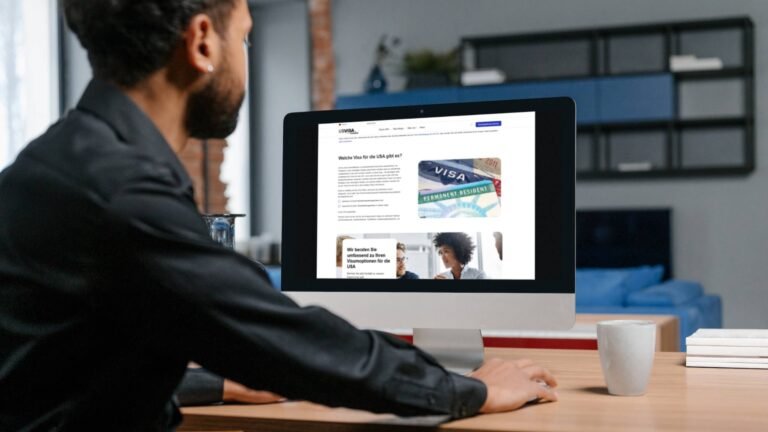 persona usando computadora con pagina de inicio visa