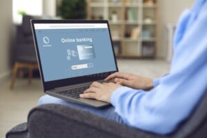 persona usando computadora con sitio web bancario