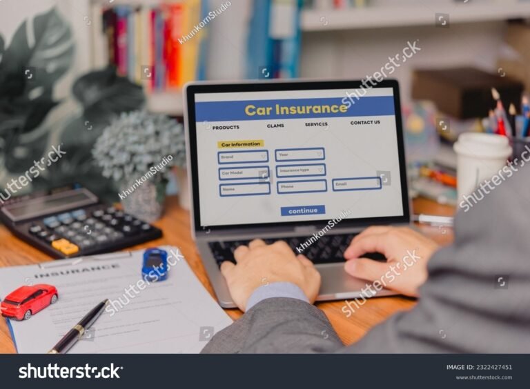 persona usando computadora para cotizar seguro automovil