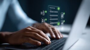 persona usando computadora para tramite online