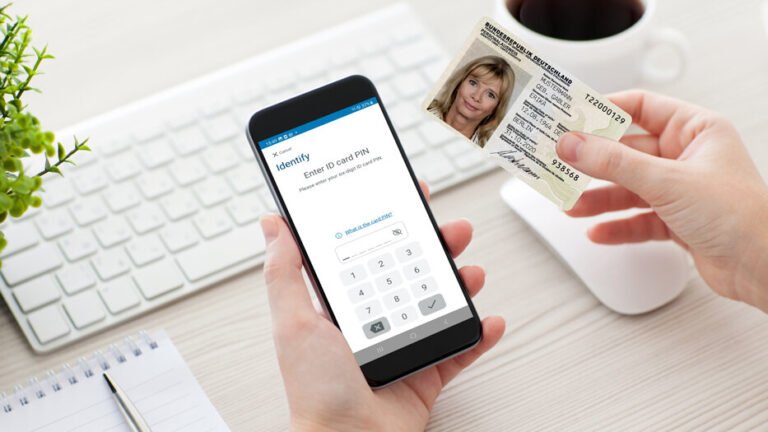 persona usando computadora y dni en mano