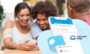 persona usando dos telefonos con mercado pago
