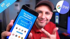 persona usando google pay en telefono movil