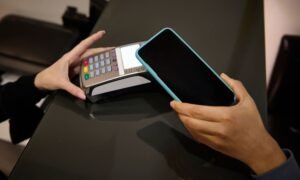 persona usando iphone cerca de lector nfc