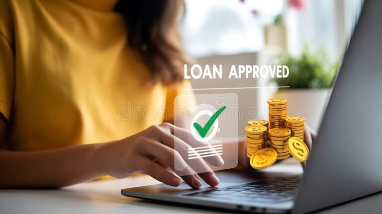 Dónde conseguir préstamos en línea al instante y sin trámites 18 persona usando laptop con dinero digital