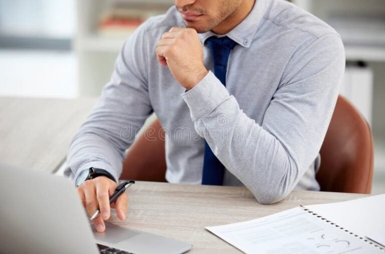 Cómo Pueden Acceder Los Monotributistas a Préstamos En AFIP 16 persona usando laptop con documentos financieros