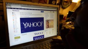 persona usando laptop con pantalla de yahoo mail