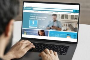 persona usando laptop con sitio banco nacion