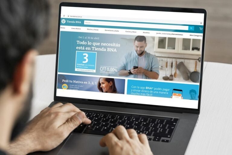 persona usando laptop con sitio banco nacion