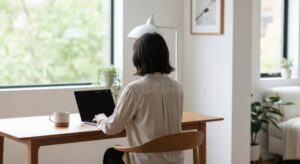 persona usando laptop en escritorio minimalista