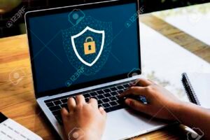 persona usando laptop en sitio web seguridad