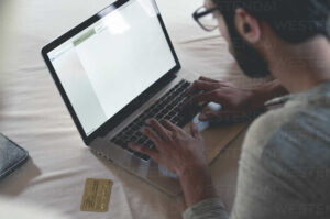 persona usando laptop para banca online 2
