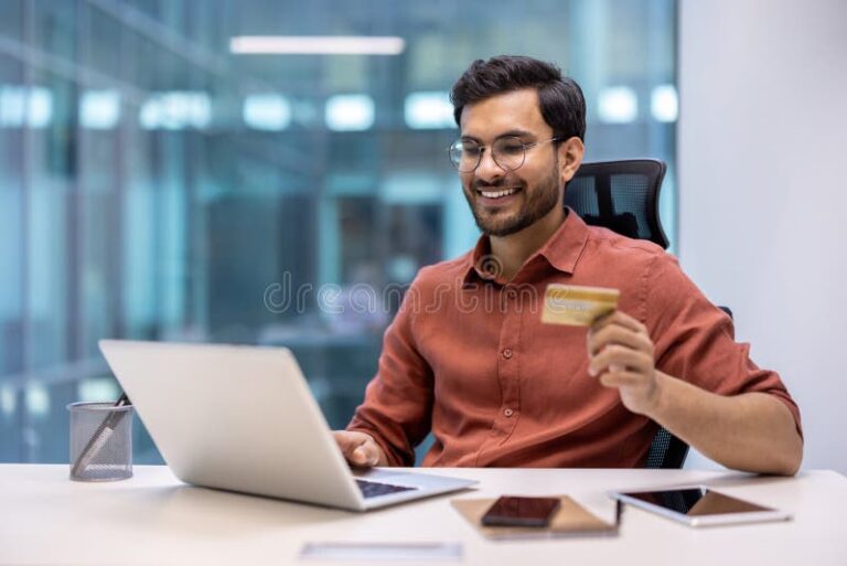 persona usando laptop para gestionar tarjetas visa