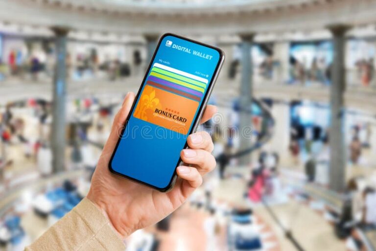 persona usando smartphone con app de descuentos