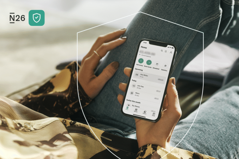 Por qué aparece transferencia en proceso en Mercado Pago y qué hago 8 persona usando smartphone con app financiera abierta