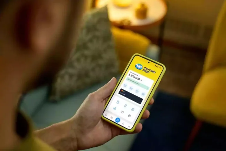 Cuánto Dinero Puedo Recibir Por Día Usando Mercado Pago 8 persona usando smartphone con app mercado pago