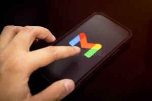 persona usando smartphone con iconos de gmail