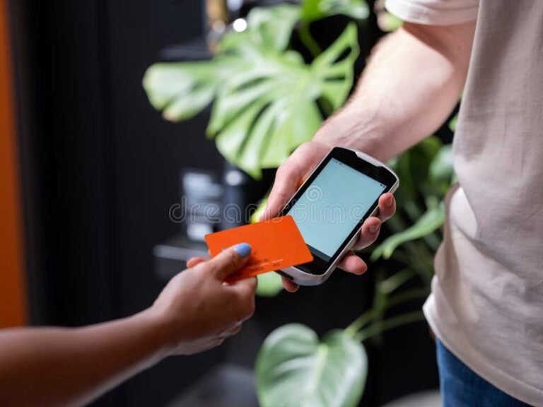 Cómo Consultar el Saldo de Tarjeta Naranja Por Celular Fácilmente 7 persona usando smartphone con tarjeta naranja