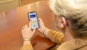 persona usando smartphone consulta saldo banco