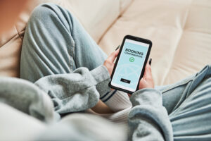 persona usando smartphone para reservar turno