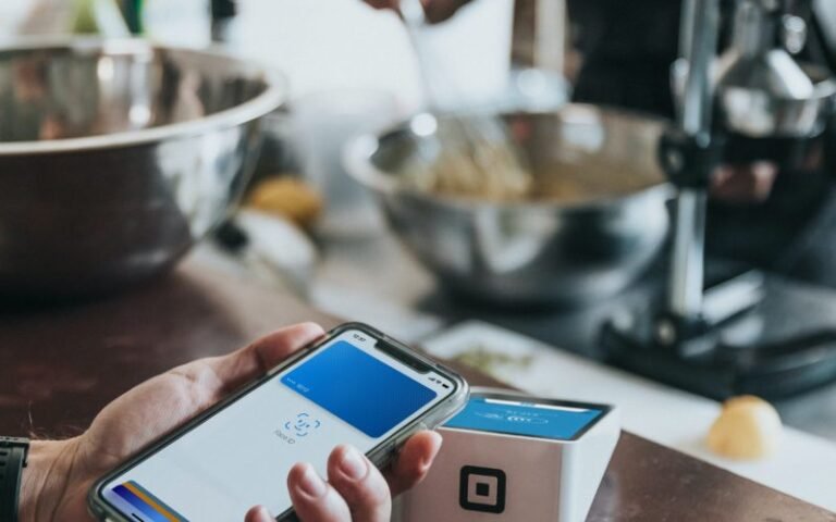 persona usando smartphone y recibos mercado pago