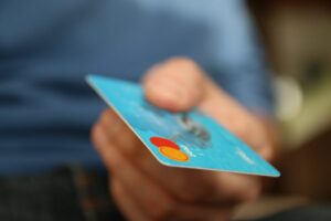 persona usando tarjeta de credito argentina