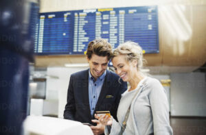 persona usando tarjeta visa en aeropuerto